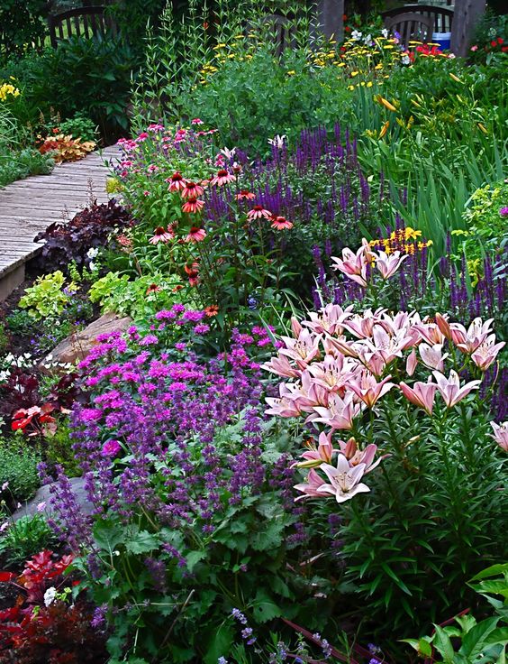 Jardin fleuri près de la maison