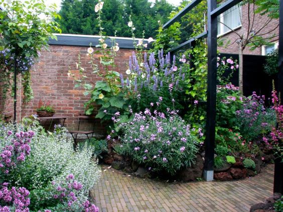 Jardin fleuri près de la maison