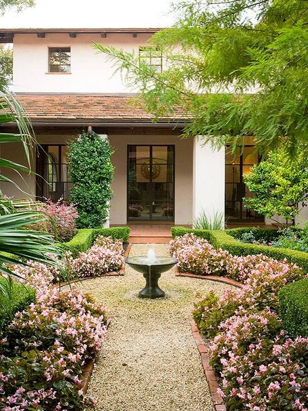 Parterres de fleurs près de la maison