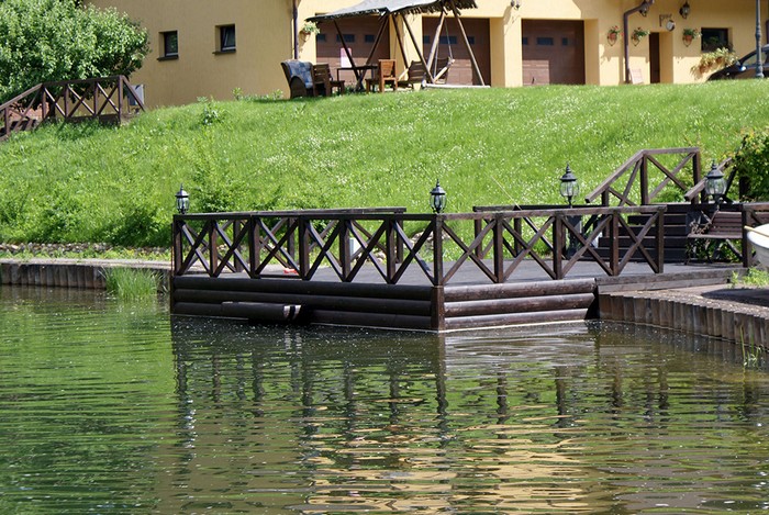 Aménagement paysager du site au bord de l'étang