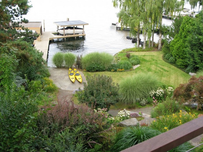 Aménagement paysager du site au bord de l'étang