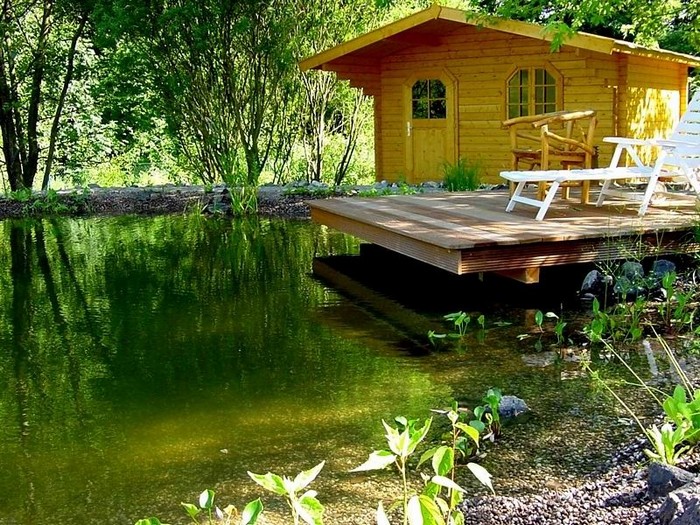 Aménagement paysager du site au bord de l'étang