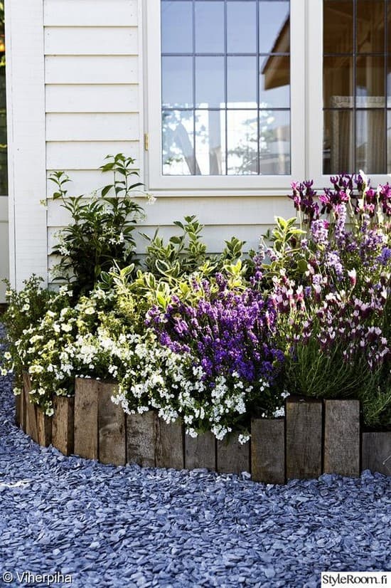 décoration de parterre de fleurs devant la maison