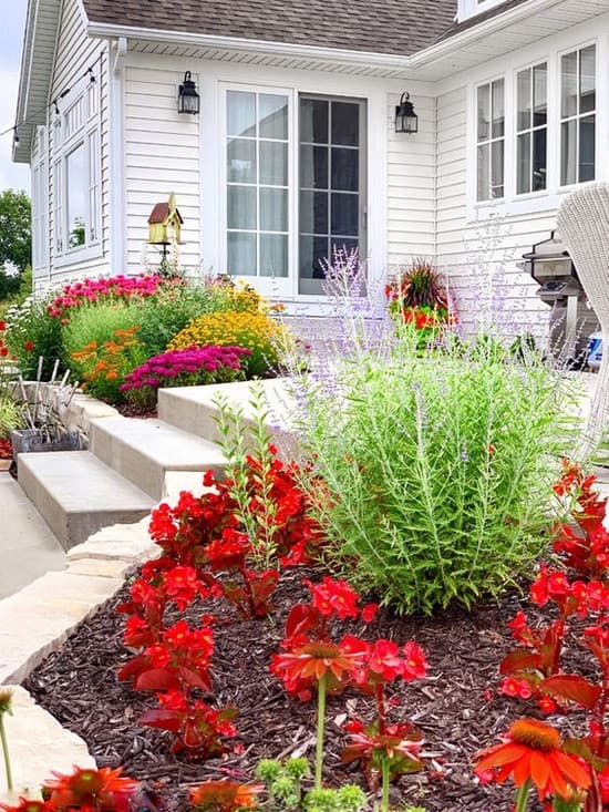 décoration de parterre de fleurs devant la maison