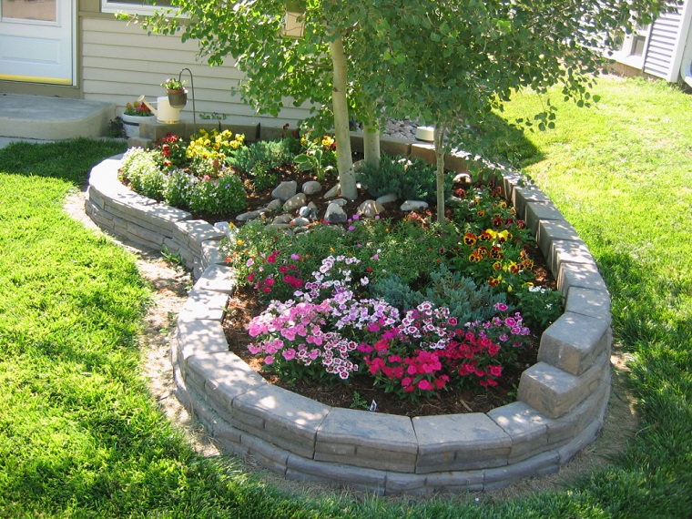 Parterre de fleurs dans le cercle du tronc
