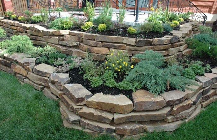 Parterres de fleurs en pierre de leurs propres mains