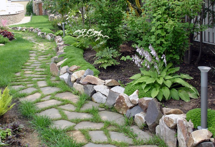 Parterres de fleurs en pierre de leurs propres mains