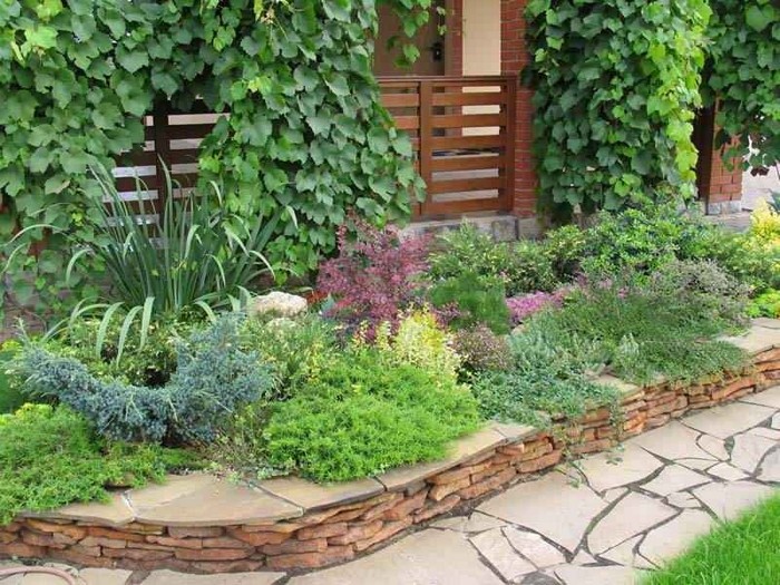 Parterres de fleurs en pierre de leurs propres mains