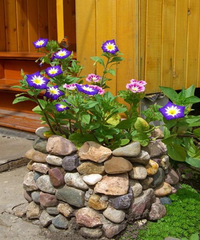 Parterres de fleurs en pierre de leurs propres mains