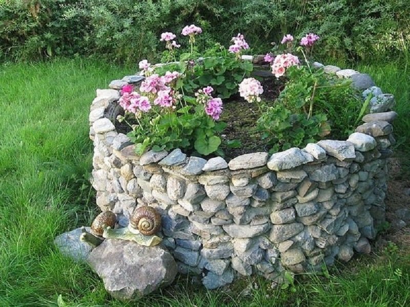 Parterres de fleurs en pierre de leurs propres mains