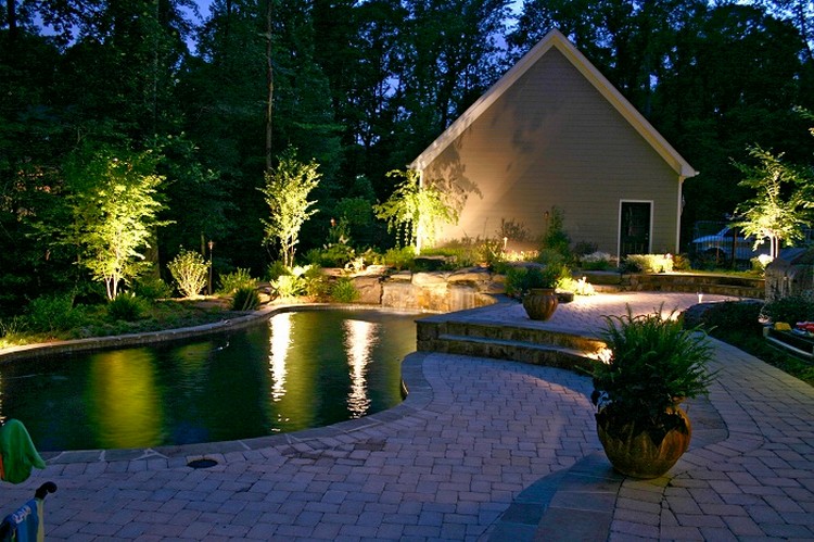 Éclairage public d'une maison de campagne