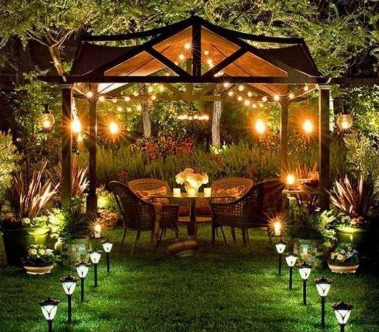 Éclairage public d'une maison de campagne