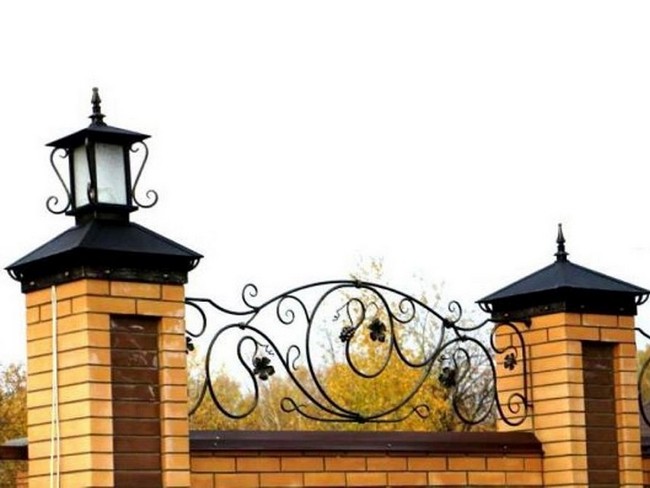 Capuchons sur les poteaux de clôture