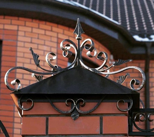 Capuchons sur les poteaux de clôture