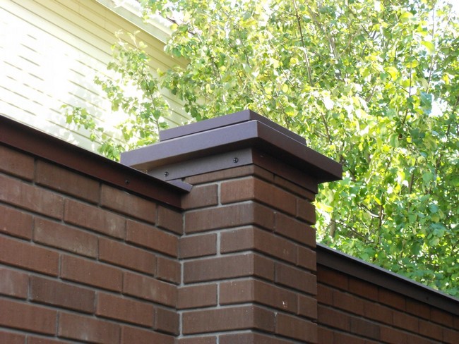 Capuchons sur les poteaux de clôture