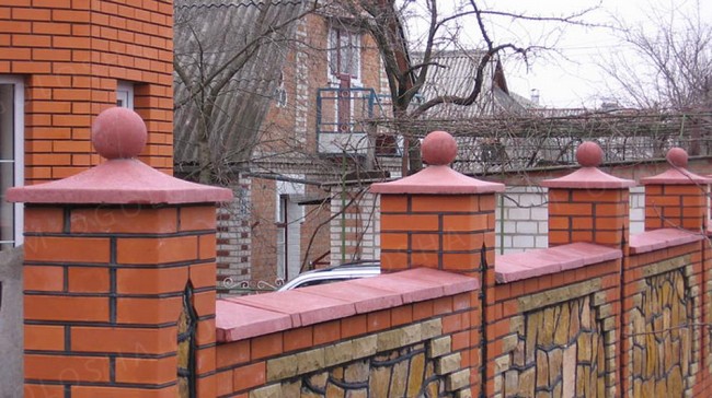 Capuchons sur les poteaux de clôture