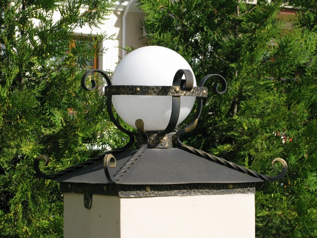 Capuchons sur les poteaux de clôture