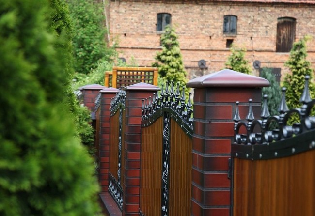 Capuchons sur les poteaux de clôture