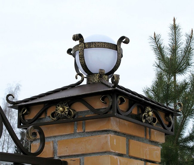 Capuchons sur les poteaux de clôture