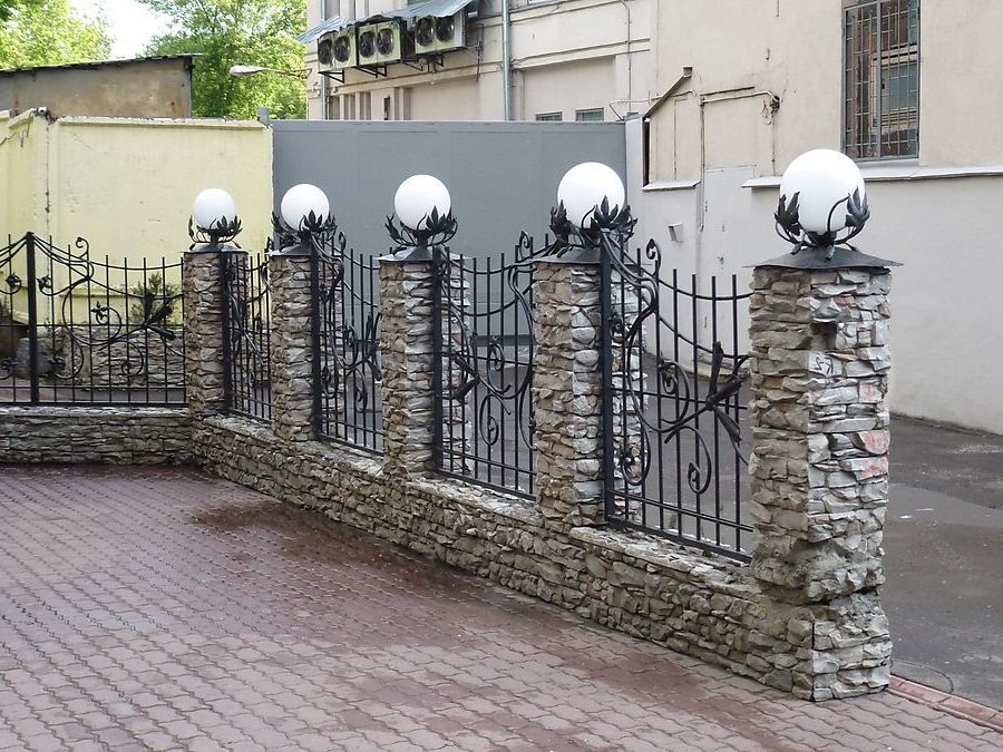 Capuchons sur les poteaux de clôture