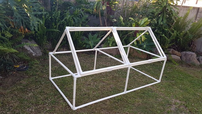 Serre faite de tuyaux en plastique