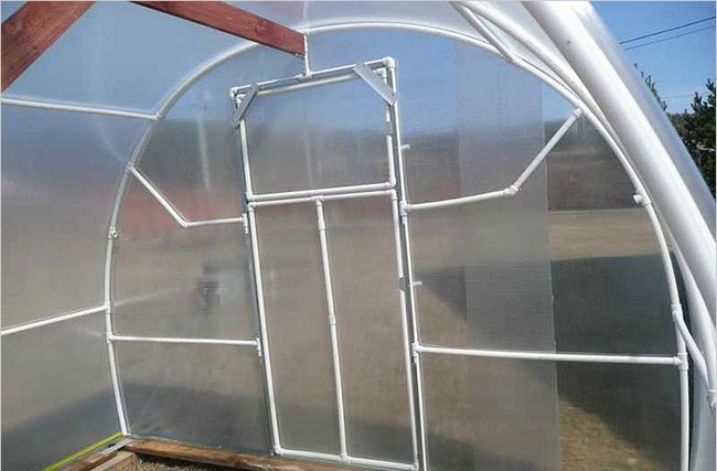 Serre faite de tuyaux en plastique