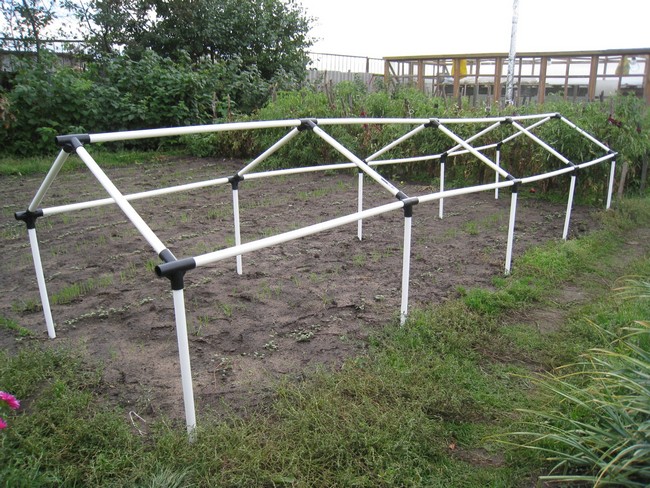 Serre faite de tuyaux en plastique