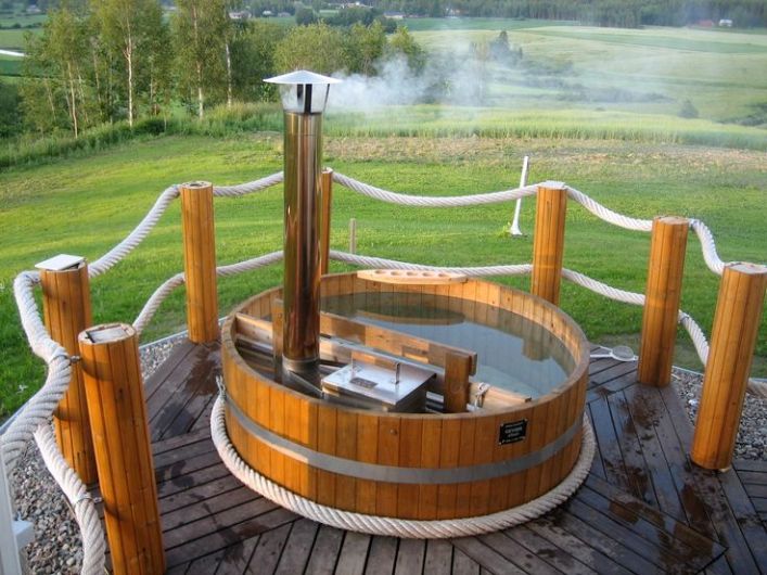 Police extérieure au feu de bois