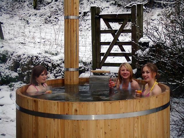 Police extérieure au feu de bois