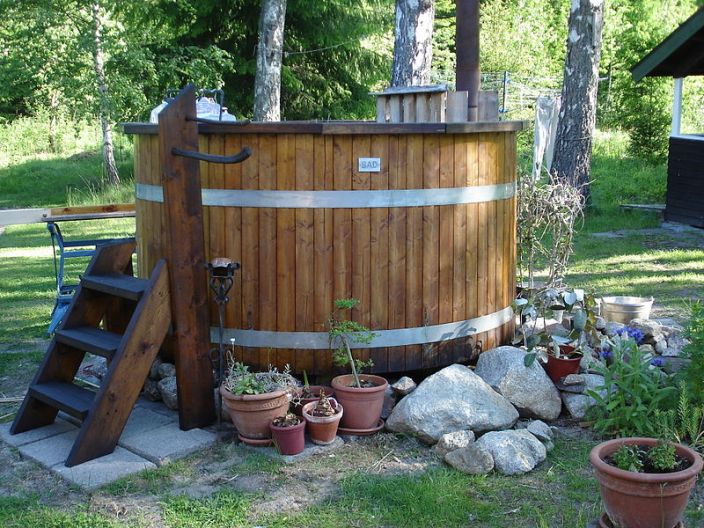 Police extérieure au feu de bois