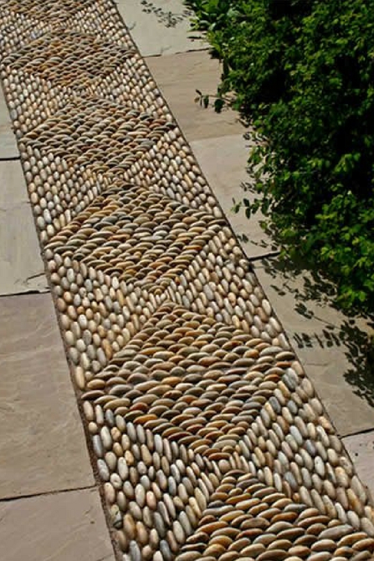 Les allées du jardin de galets