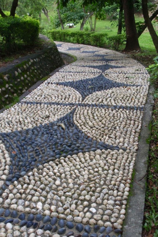 Les allées du jardin de galets