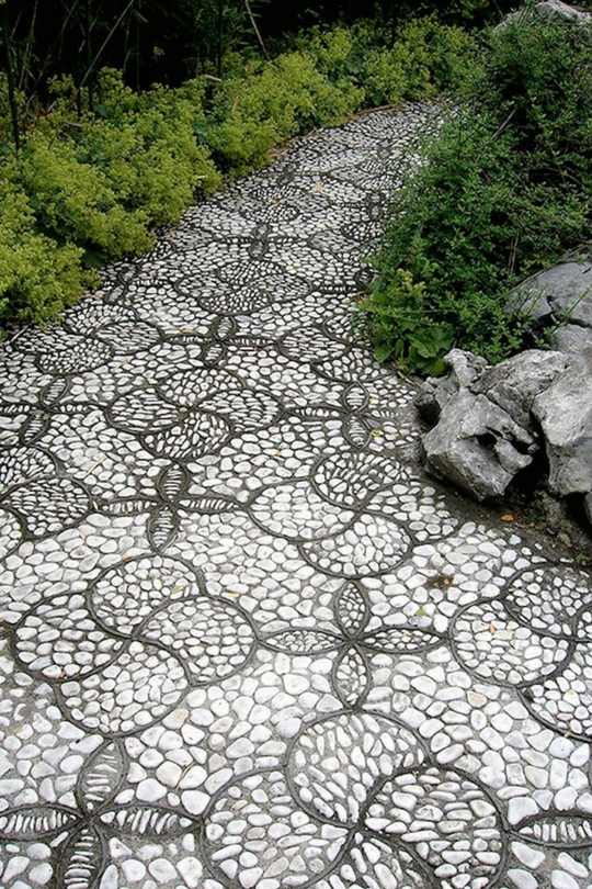 Les allées du jardin de galets