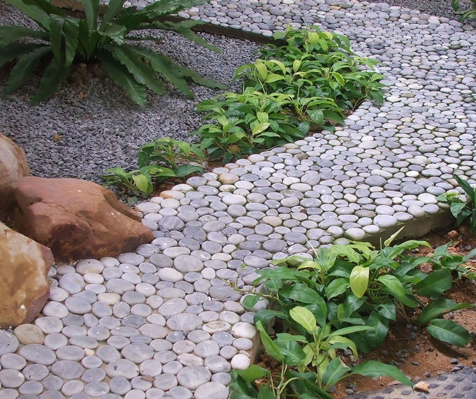 Les allées du jardin de galets