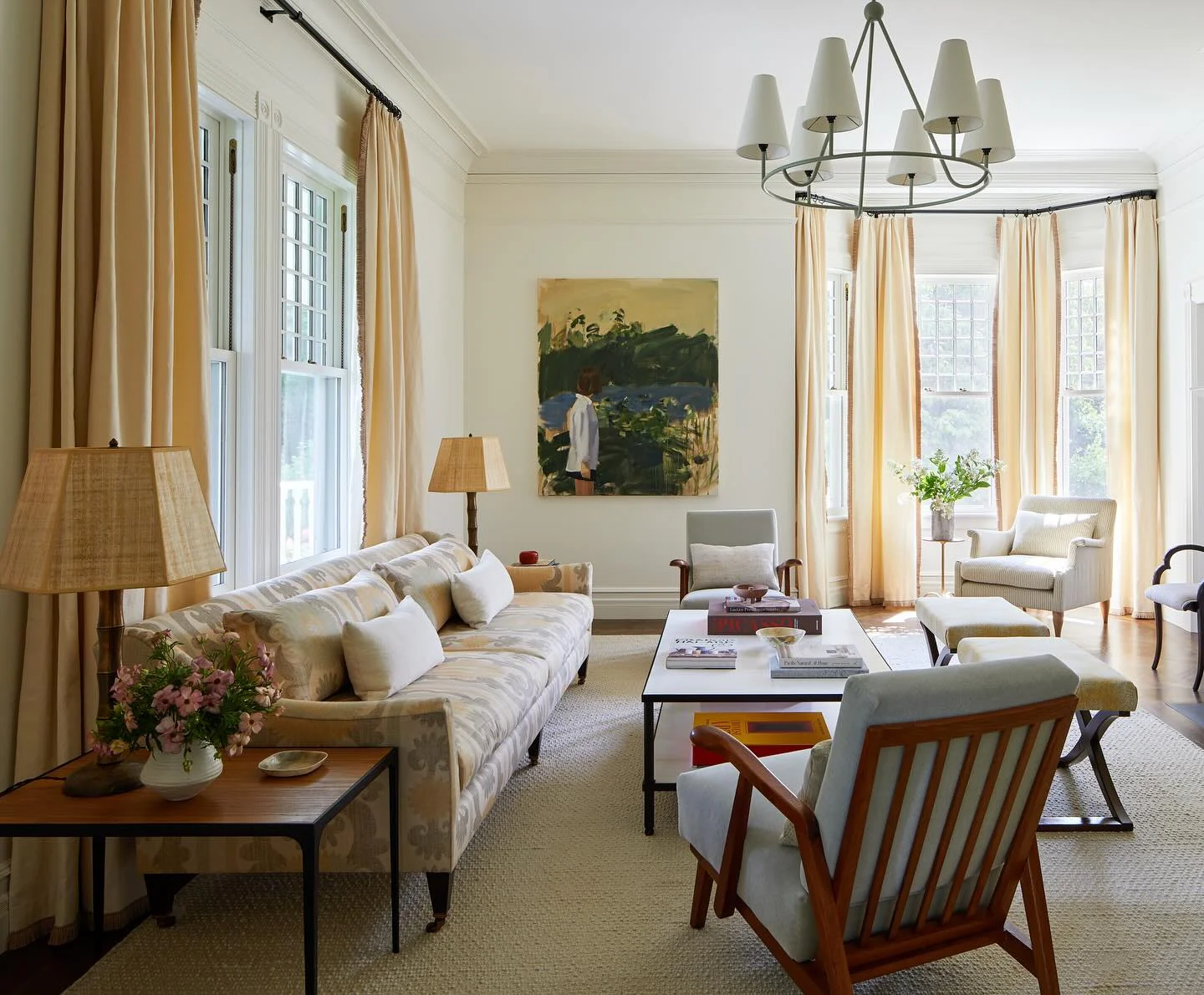 1. Classic Warm Elegance (Aesthetic Living Room Ideas)