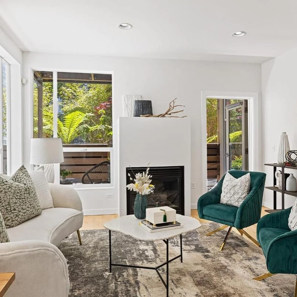 6. Bright Minimalist: Emerald Chairs with White, Grey, and Gold (Emerald Green and Gold Living Room Ideas)