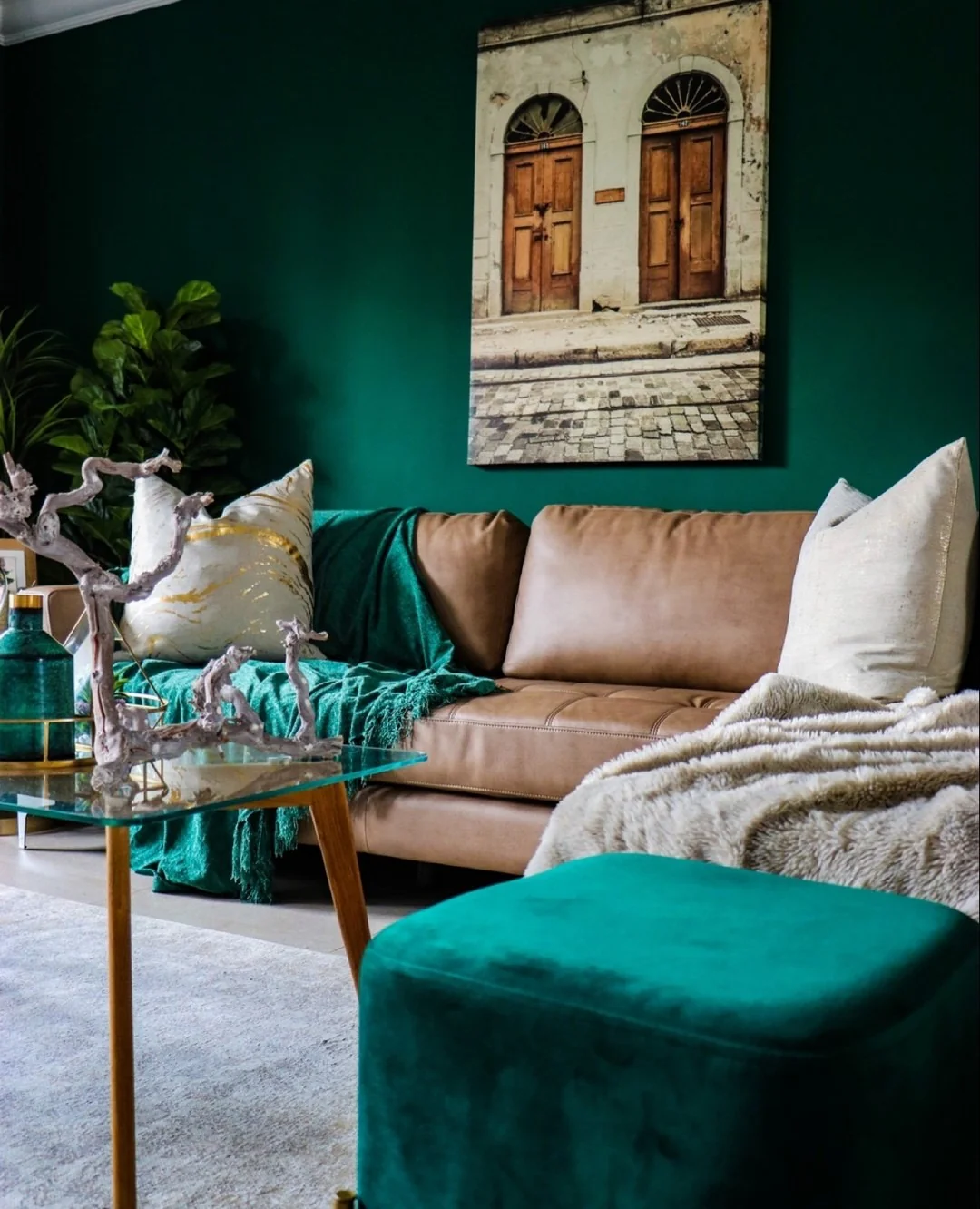 10. Jewel-Tone Cozy: Emerald Wall with Camel Leather & Gold (Emerald Green and Gold Living Room Ideas)