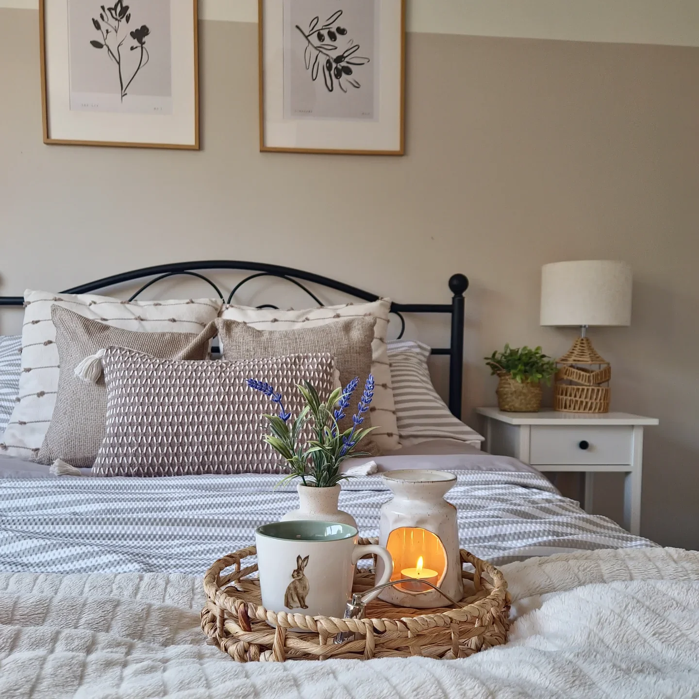 4. Casual Comfort with Organic Touches (Scandinavian Bedroom Ideas)