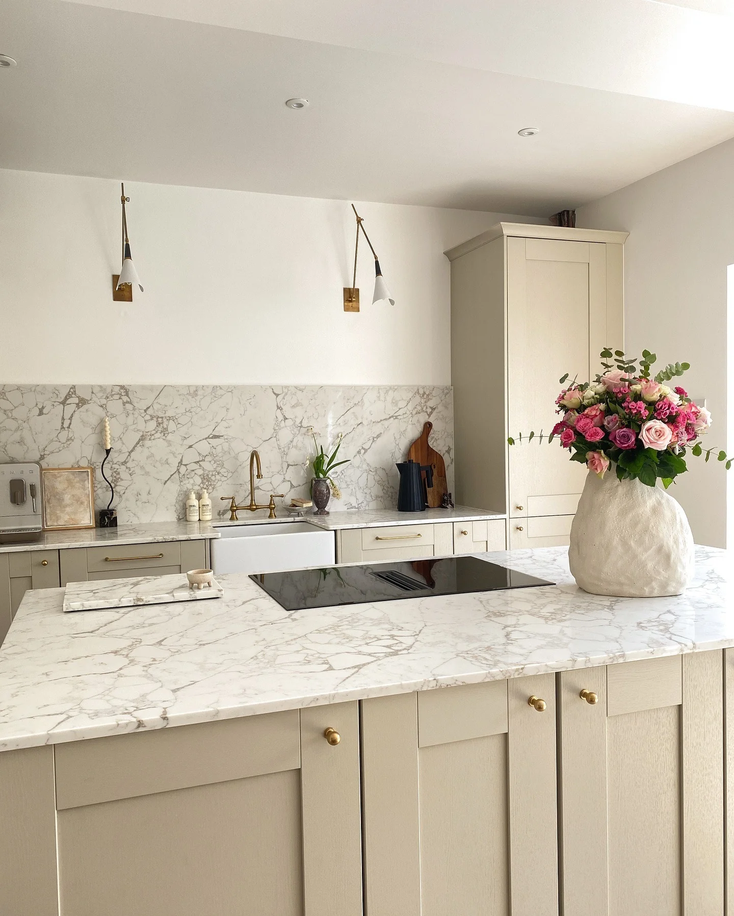 1. Elegant Marble Luxe with Gold Accents (Beige Kitchen Ideas)
