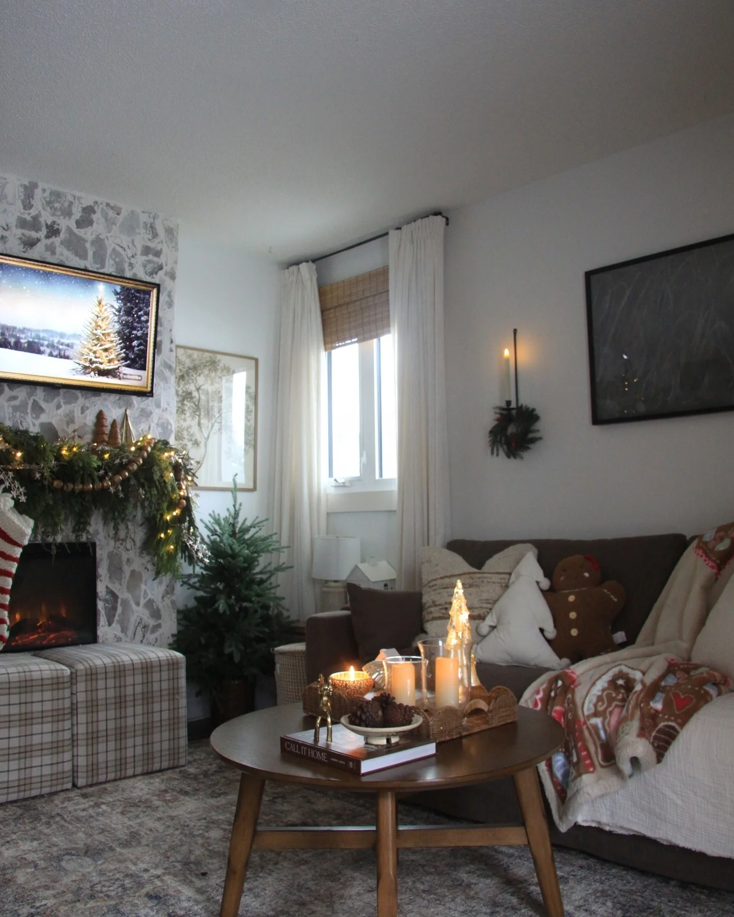 1. Cozy Woodland Christmas Charm with Earthy Accents (Christmas Living Room Decor Ideas)