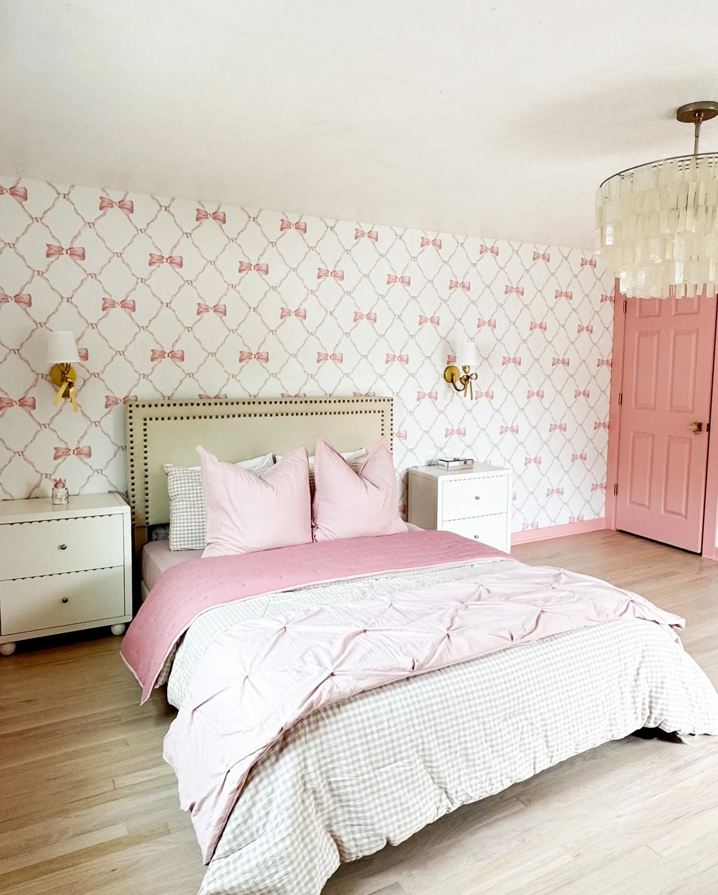 1. Classic Bow Motif Elegance (Light Pink Bedroom Ideas)