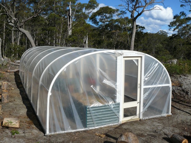 Serre faite de tuyaux en plastique