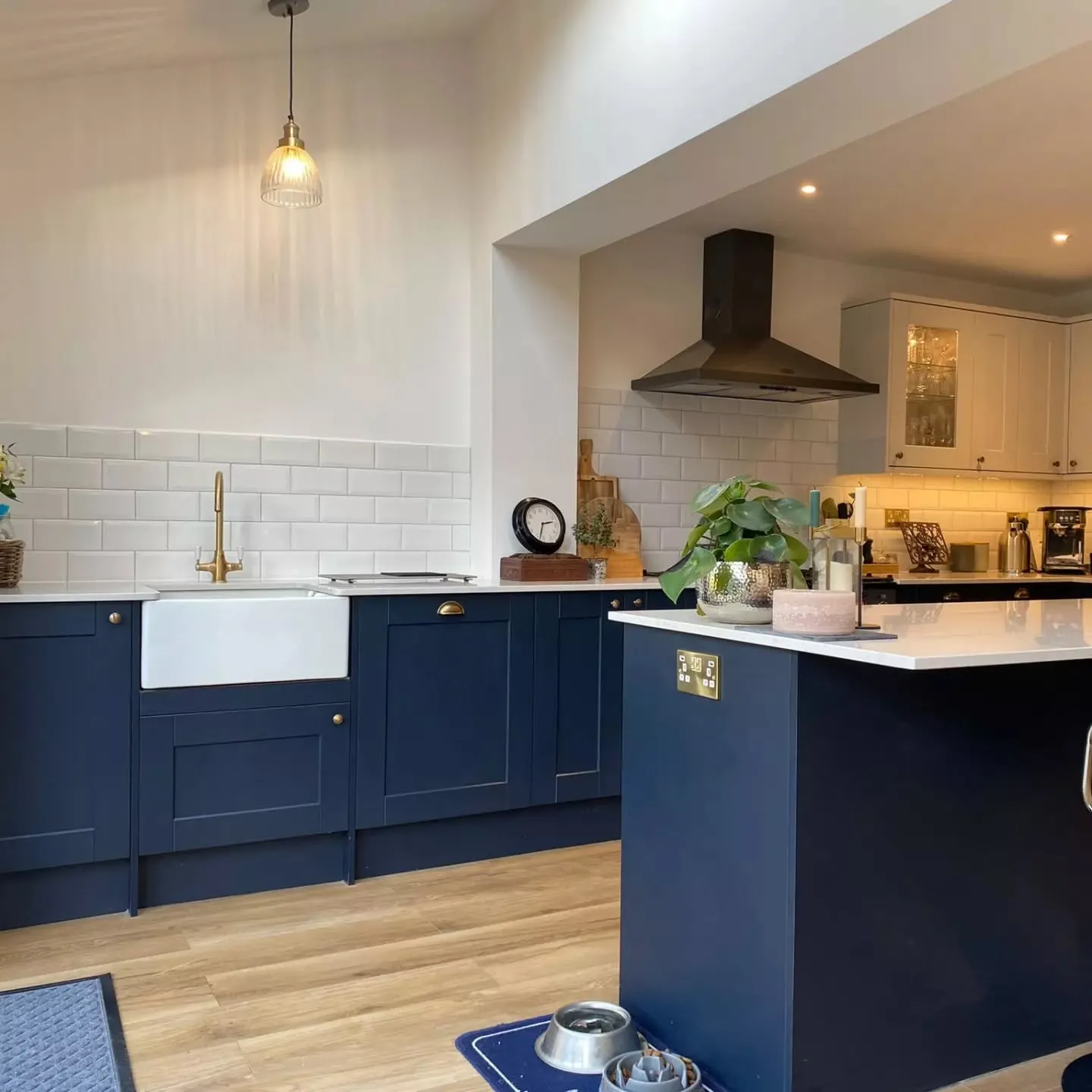 1. Classic Elegance with Navy and Brass Accents (Dark Blue Kitchen Ideas)