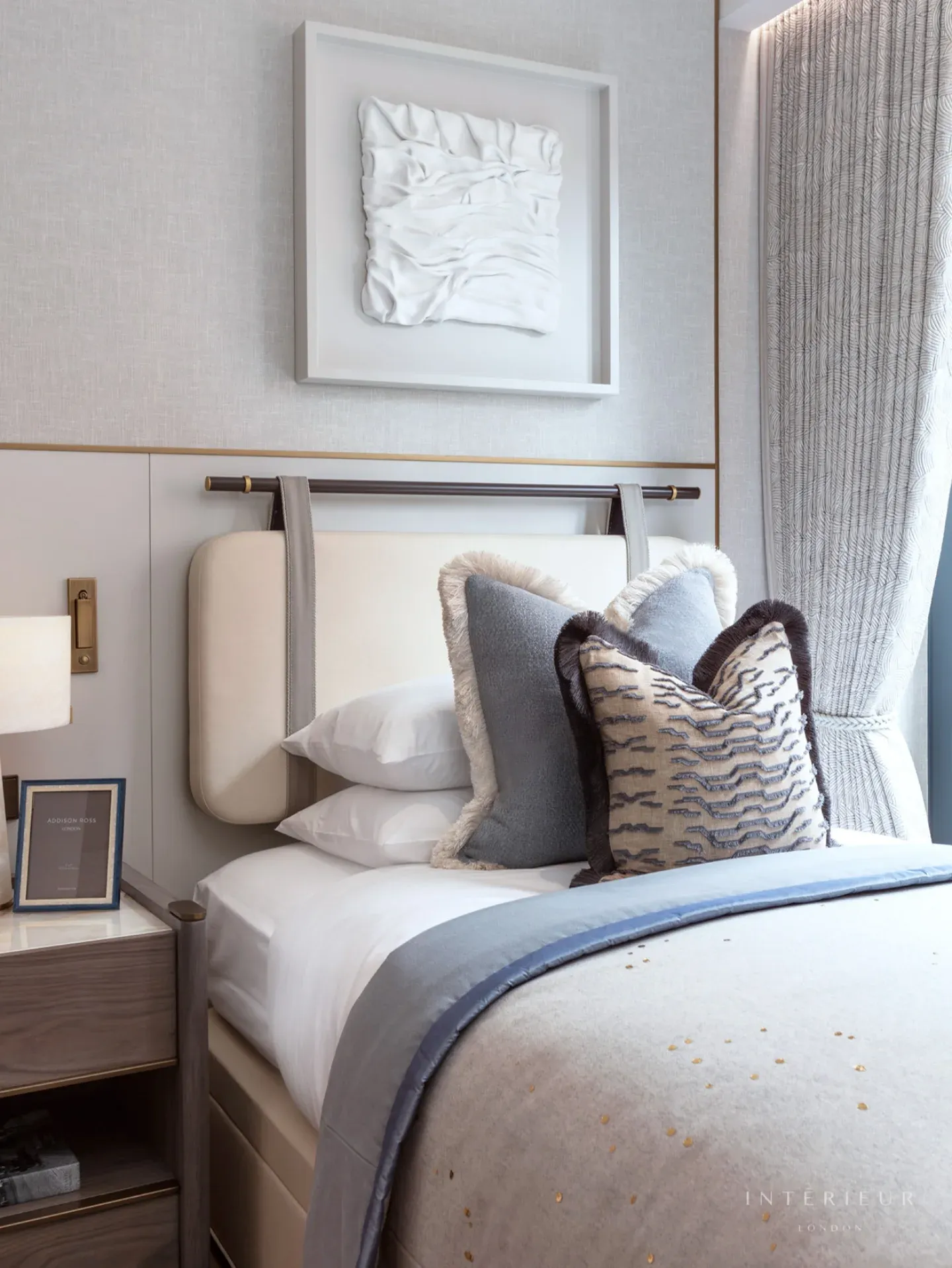 7. Elegant Light Gray Upholstered Bedroom (Light Gray Bedroom Ideas)