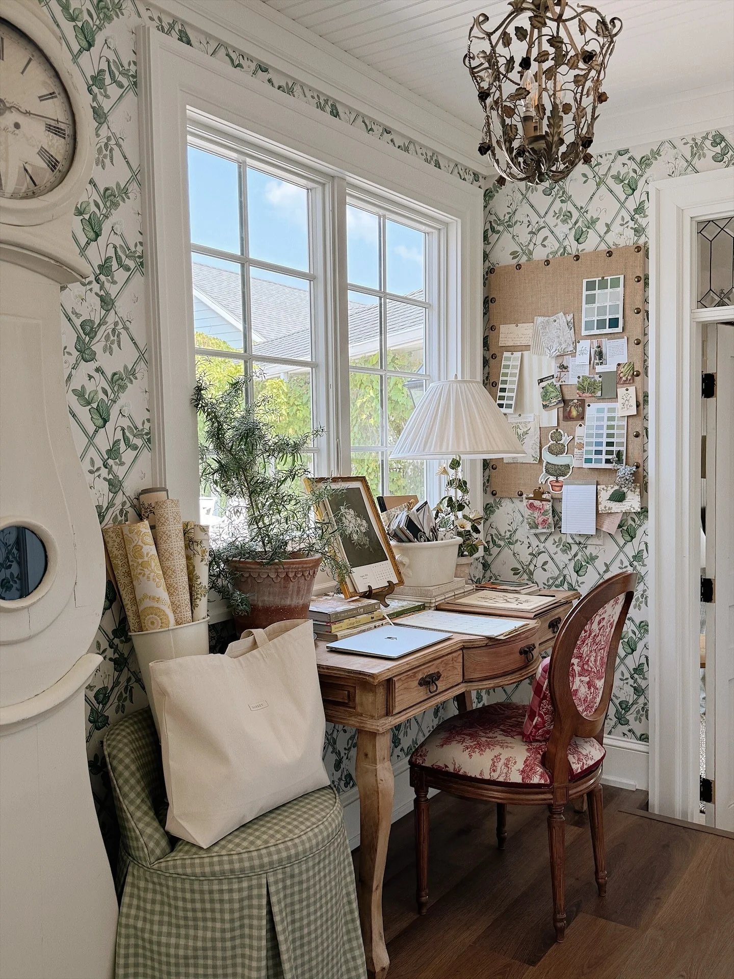 1. Botanical-Inspired Workspace with Vintage Charm (Feminine Home Office Ideas)