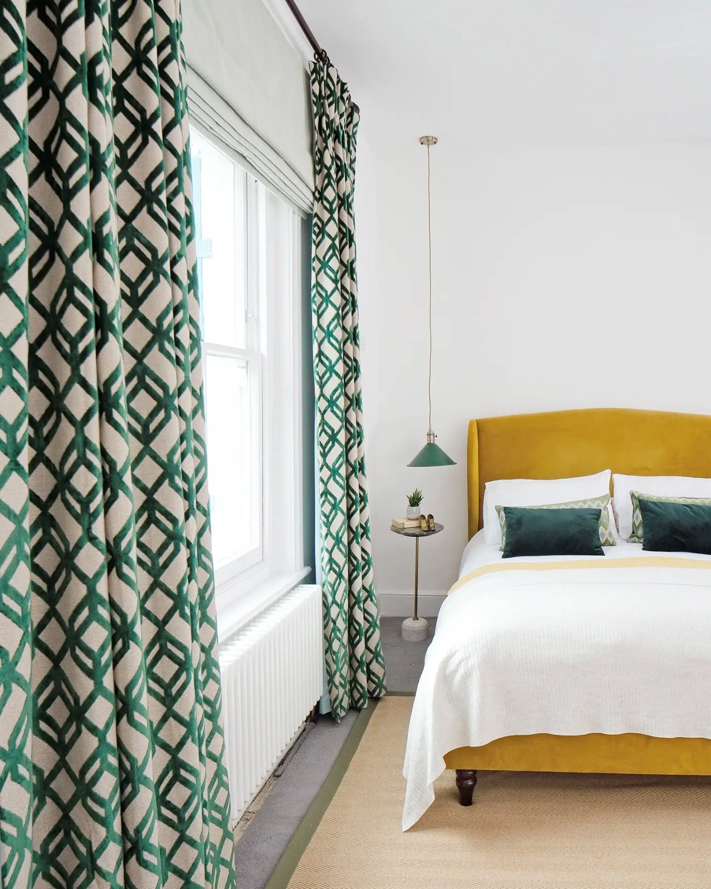 4. White and Green Bedroom with Gold Accents (Green and Gold Bedroom Ideas)