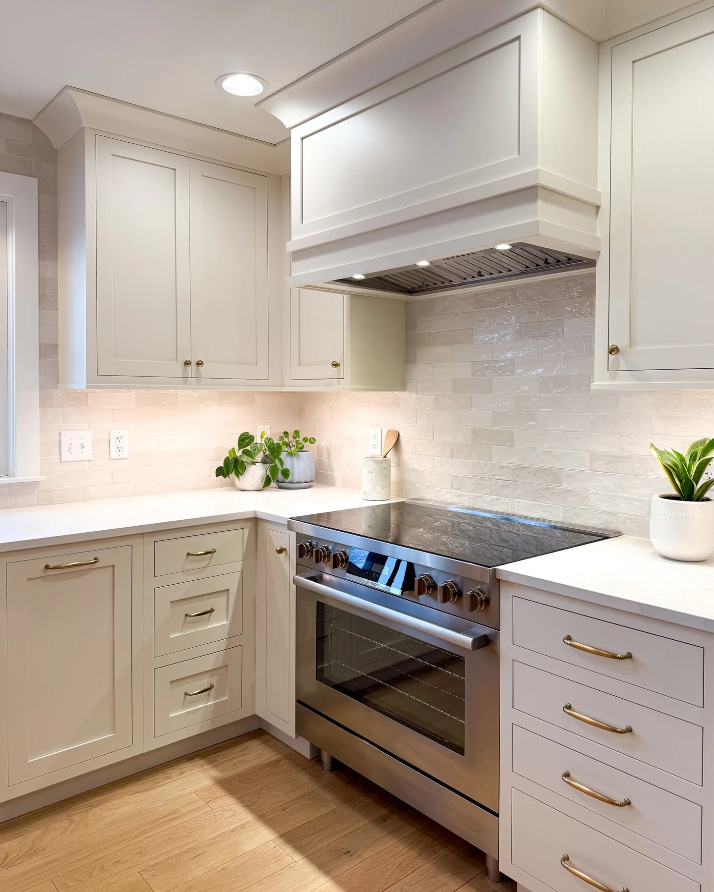 1. Subtle Stone Elegance (Backsplash Ideas for White Kitchen)