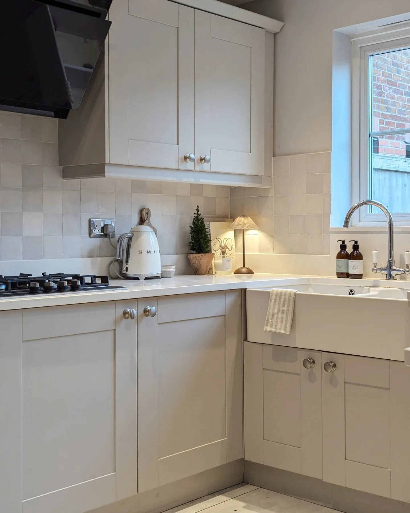 8. Cottage Charm with Creamy Gray Accents (Gray Kitchen Backsplash Ideas)