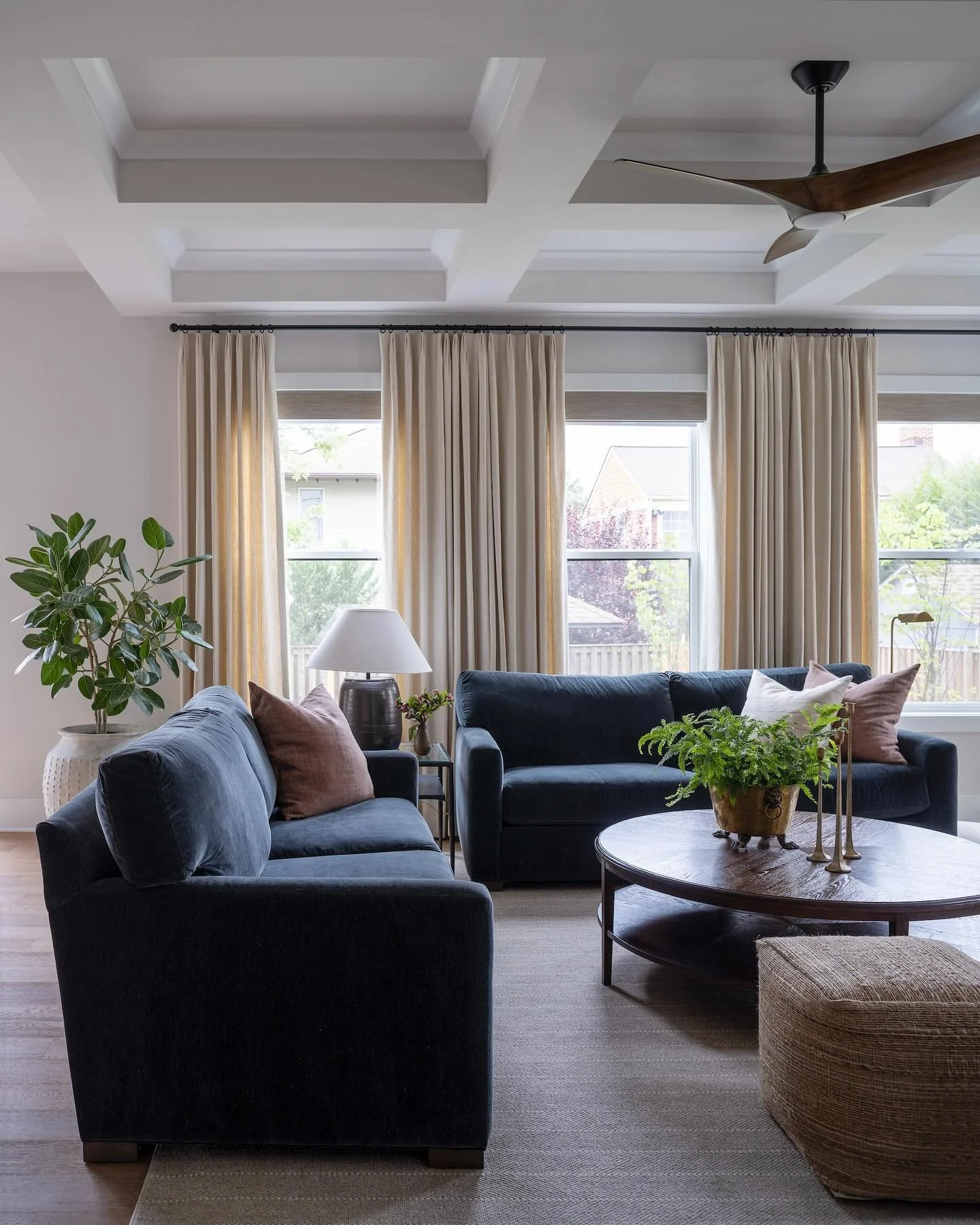 1. Navy Velvet Sofas with Warm Neutrals & Brass Accents (Dark Sofa Living Room Ideas)