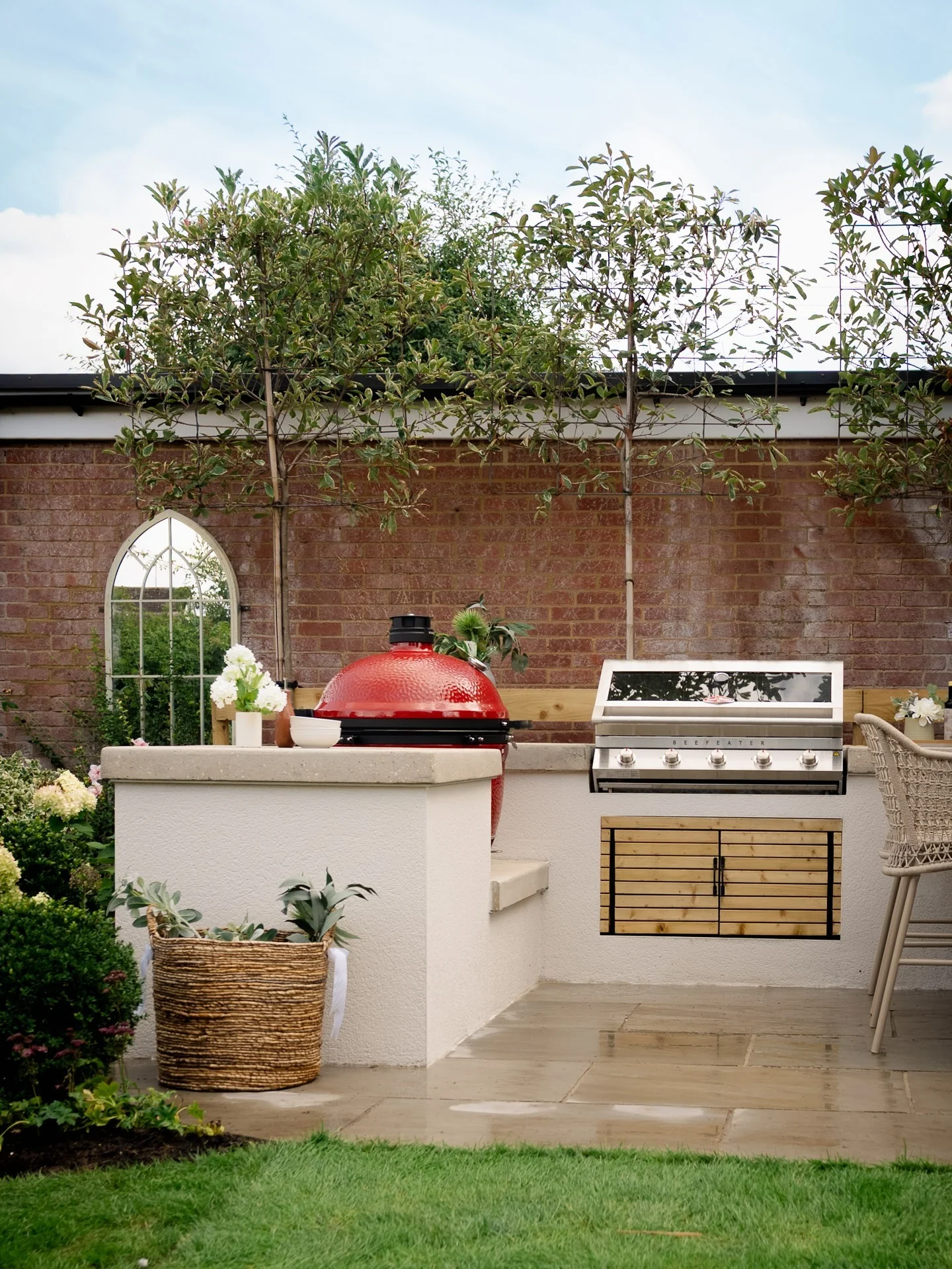 16. Minimal Patio Outdoor Kitchen in Soft White, Light Stone & Red Accent (Small Outdoor Kitchen Ideas)